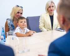 <p>Kierowca MPK uratował duszące się dziecko. Do bohaterskiej akcji doszło w niedzielę, 18 sierpnia, przy placu Jana Pawła II we Wrocławiu. Na zdjeciu - dziecko z matką w siedzinie MPK</p>
